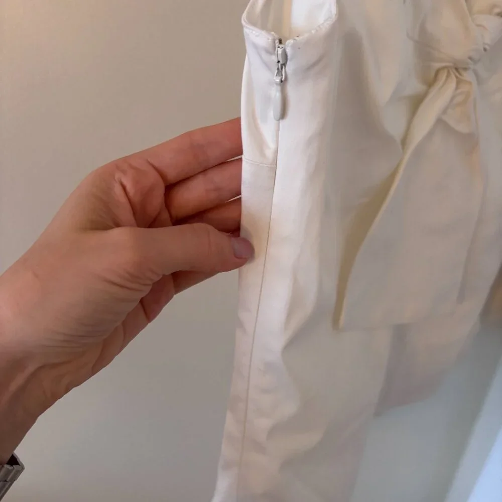 Simple White Reversible Sleeveless Blouse - Picture 4 of 5